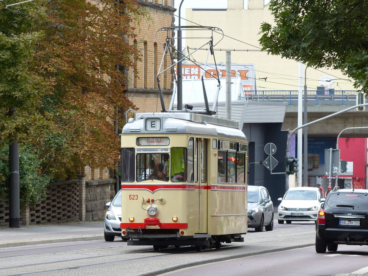 523 vom Verein  Hallesche Strassenbahn- und Kraftfahrzeugfreunde e.V. , am 25.08.2018 auf Sonderfahrt an der Haltestelle Steintorbrücke.