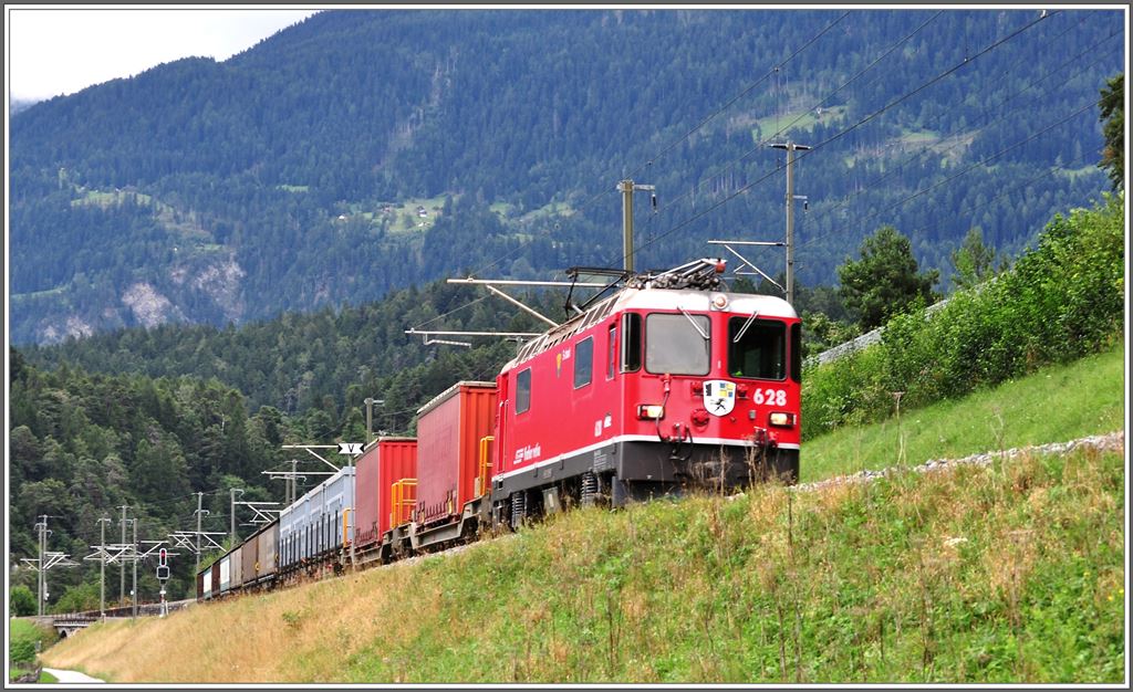 5237 nach Ilanz nach der Streckenverzweigung in Reichenau-Tamins mit Ge 4/4 II 622  s-chanf . (10.09.2013)