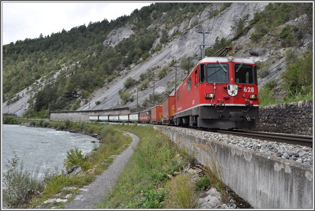 5244 mit Ge 4/4 II 628  S-chanf  in Trin. (10.09.2013)