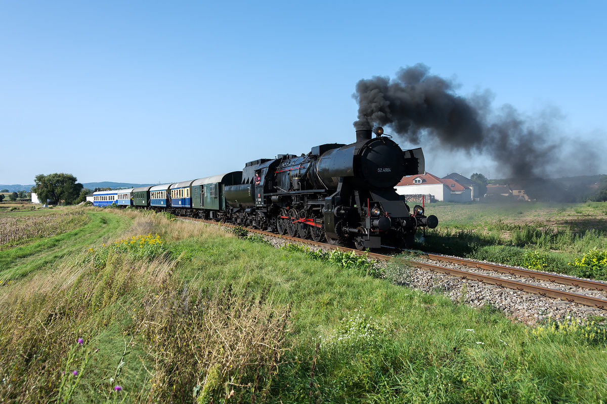 52.4984  Eberhard  mit dem Dampfsonderzug von Wien Praterstern nach Ernstbrunn, am 20.09.2020 kurz vor Rückersdorf-Harmannsdorf.