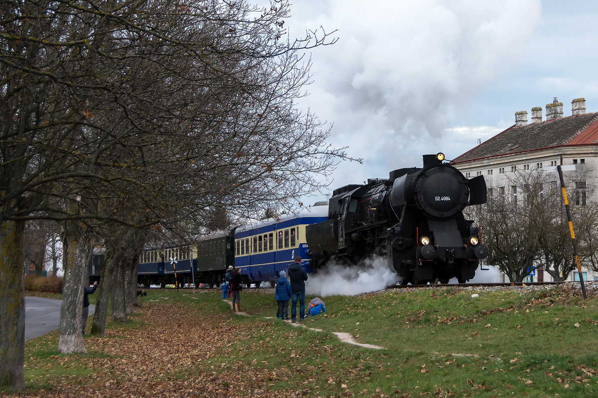 52.4984  Eberhard  war am 07.12.2019 mit dem Nikolodampfzug auf der Kaltenleutgeber Bahn unterwegs. Die Aufnahme entstand kurz vor dem alten Bahnhof in Perchtoldsdorf.