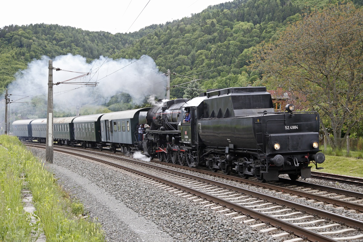 52.4984 fuhr am 17.05.2014 mit einem Sonderzug von Graz nach Kapfenberg. Hier zu sehen zwischen Frohnleiten und Mixnitz-Bärenschützklamm. 