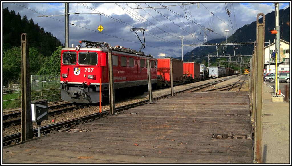 5257 mit der Ge 6/6 II 707  Scuol  erreicht den Bahnhof Ilanz. Der ankommende Zug ist so lang, dass er nur ganz knapp Platz findet in Gleis 3 und 4. (27.05.2014)