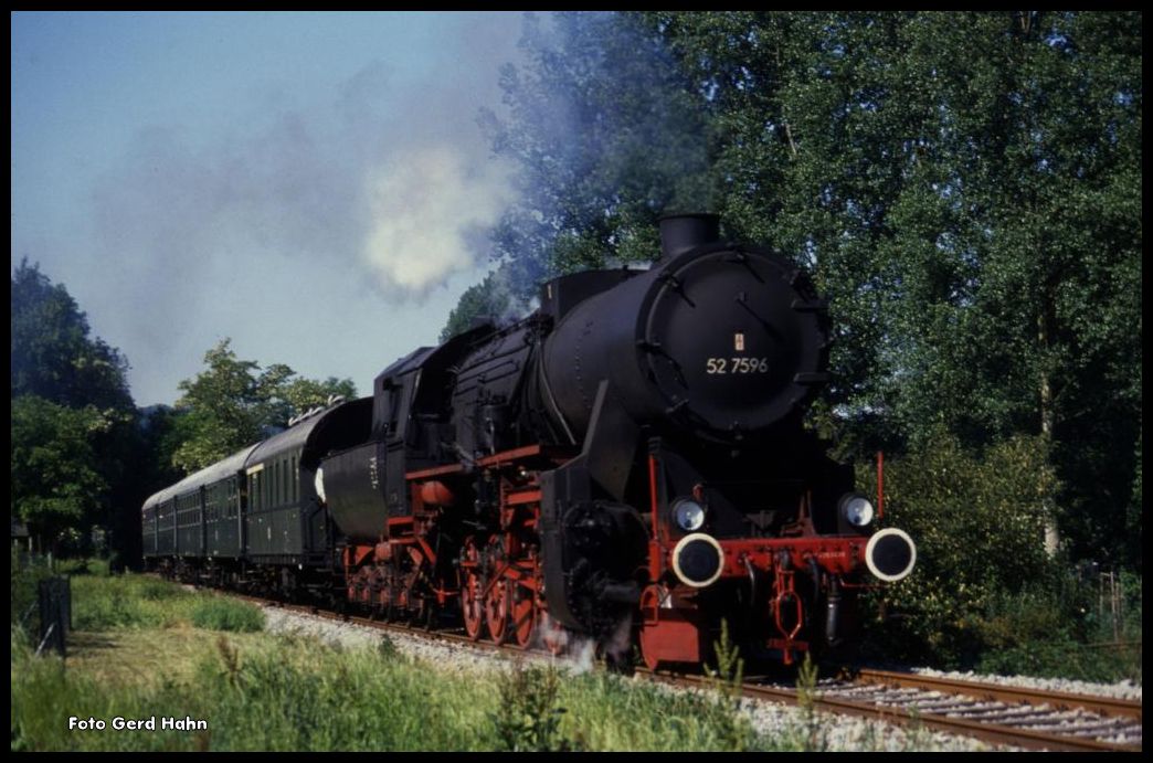 527596 der Eisenbahnfreunde Zollernbahn war am 27.5.1990 Zuglok eines BDEF Sonderzuges nach Ohrnberg hier bei Oedheim.