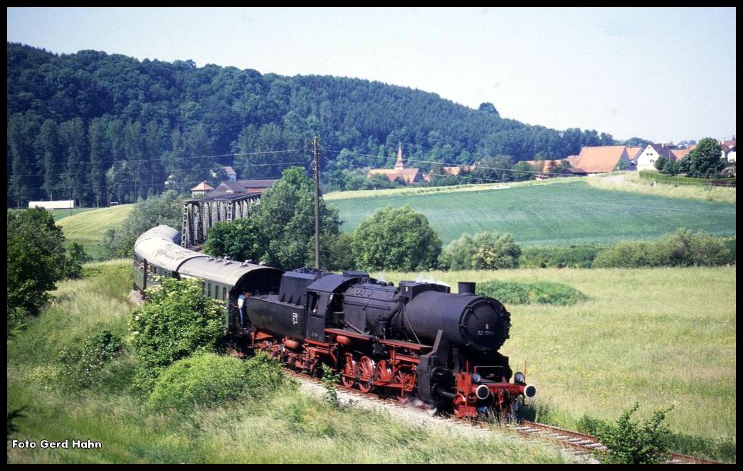 527596 kehrt am 27.5.1990 mit einem BDEF Sonderzug von Ohrnberg nach Bad Friedrichshall zurück und hat hier gerade die Kocherbrücke bei Ohrnberg passiert.