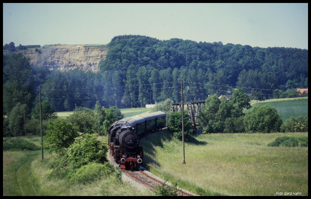 527596 überquert am 27.5.1990 mit dem BDEF Sonderzug die Kocherbrücke auf der Kochertalbahn auf der Fahrt nach Ohrnberg.
