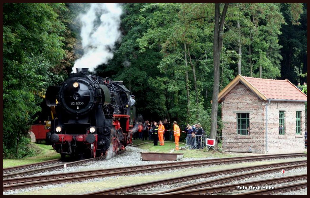 528038 gehörte am Osnabrücker Dampftag am 6.9.2015 zu den aktiv eingesetzten Objekten. Sie diente u. a. als Zuglok für den Pendelzug zwischen Hauptbahnhof und Zechenbahnhof. Hier fährt sie gerade nach einem solchen Einsatz zum Wasser nehmen und Bekohlen in das Stichgleis zum alten Brecher am Piesberg.
