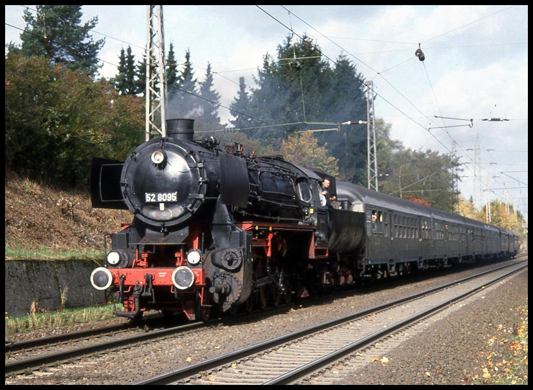 528095 durcheilt mit einem Sonderzug nach Solingen den Haltepunkt Haan.