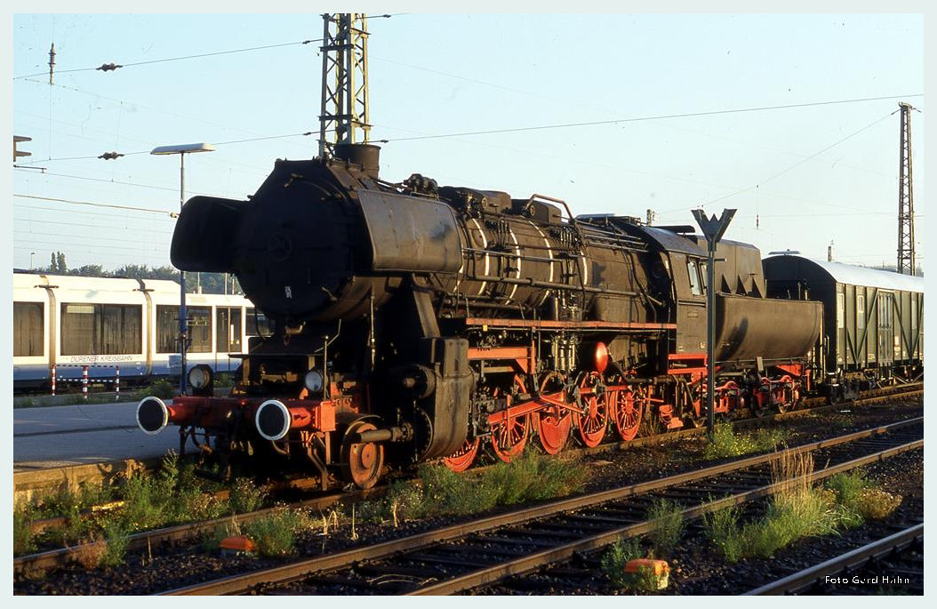 528148 am 3.10.1996 im Bahnhof Düren.