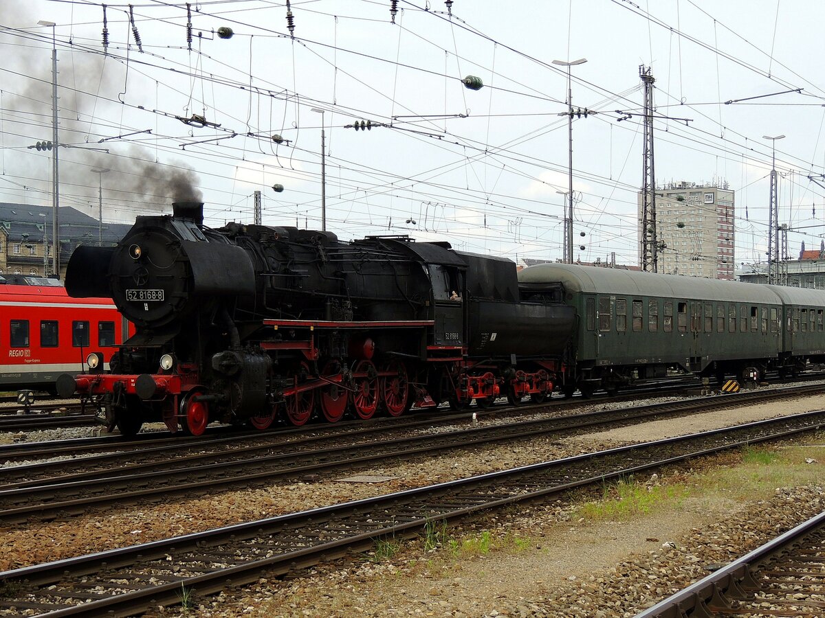 528168-8 wird mit historischem Wagenmaterial von 140 856-6 in den Münchener Hauptbahnhof gezogen; 130607