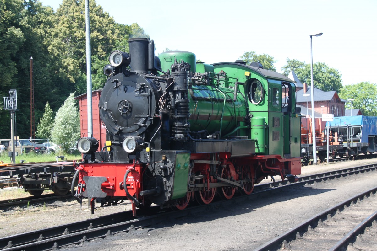 52Mh wartet am 24.07.2013 auf den nächsten Zug nach lauterbach Mole um ihn wieder nach Putbus zu ziehen.
