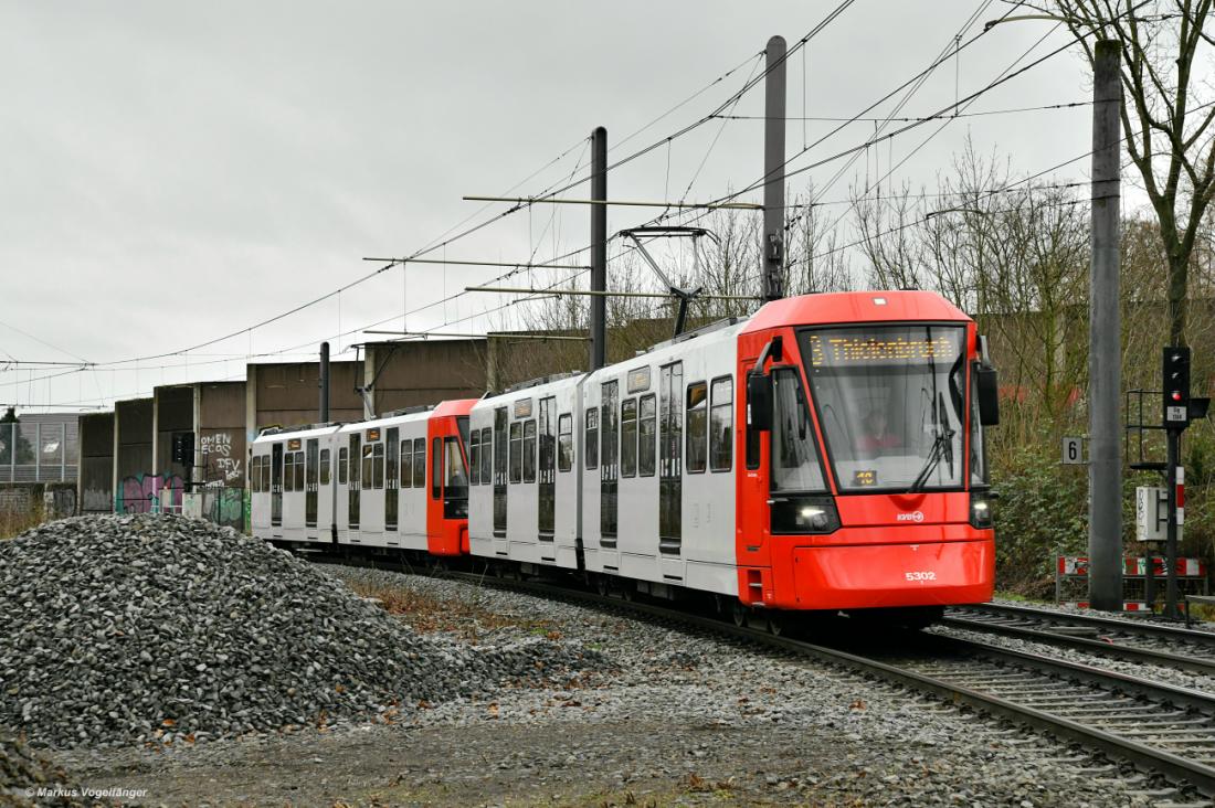 5301 und 5302 im Liniendienst als Linie 3 in Köln Holweide am 30.12.2021.