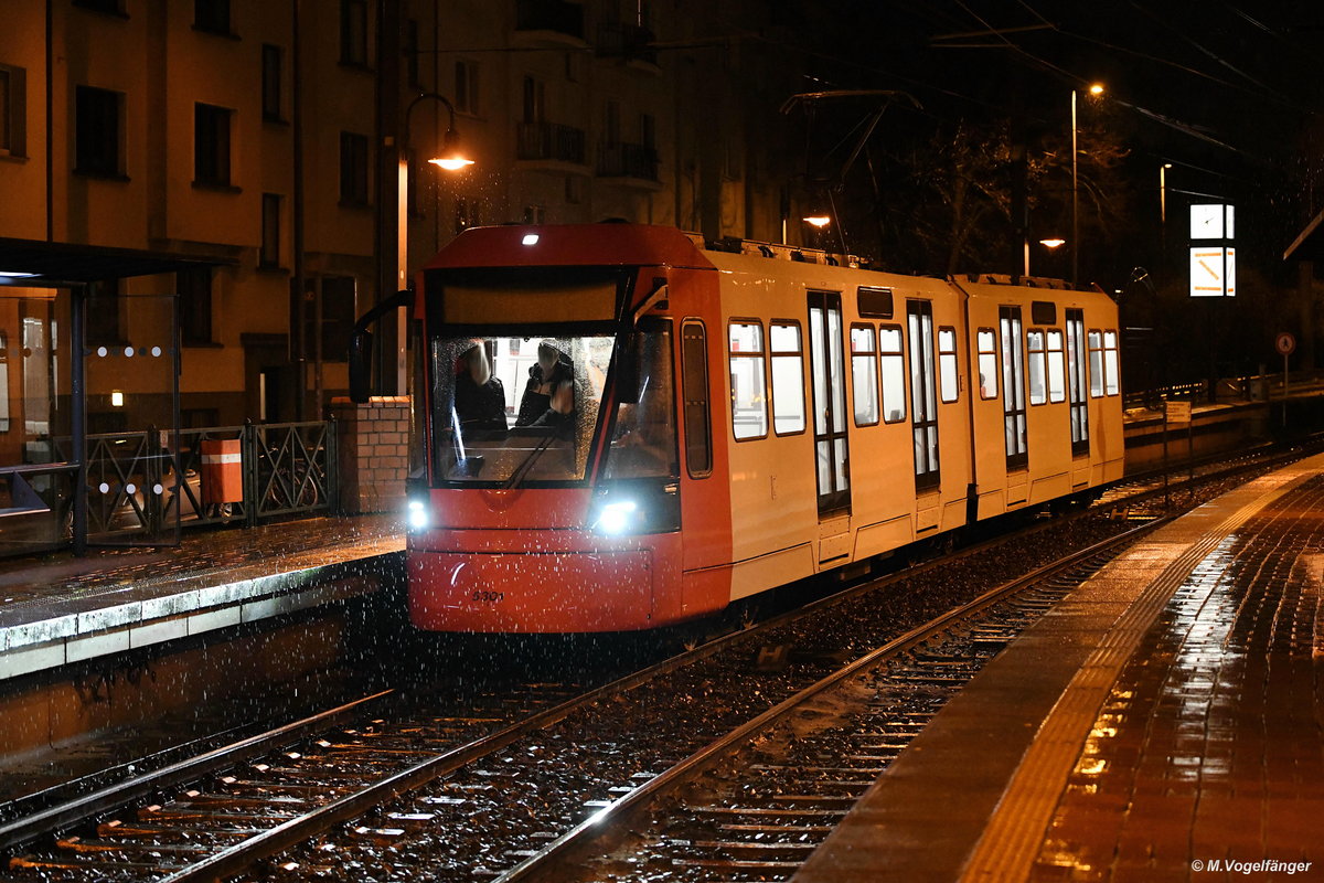 5301 an der Haltestelle Suevenstraße in Köln während der Überführung von der KVB-Hauptwerkstatt zum Betriebshof Merheim am 15.12.2020.