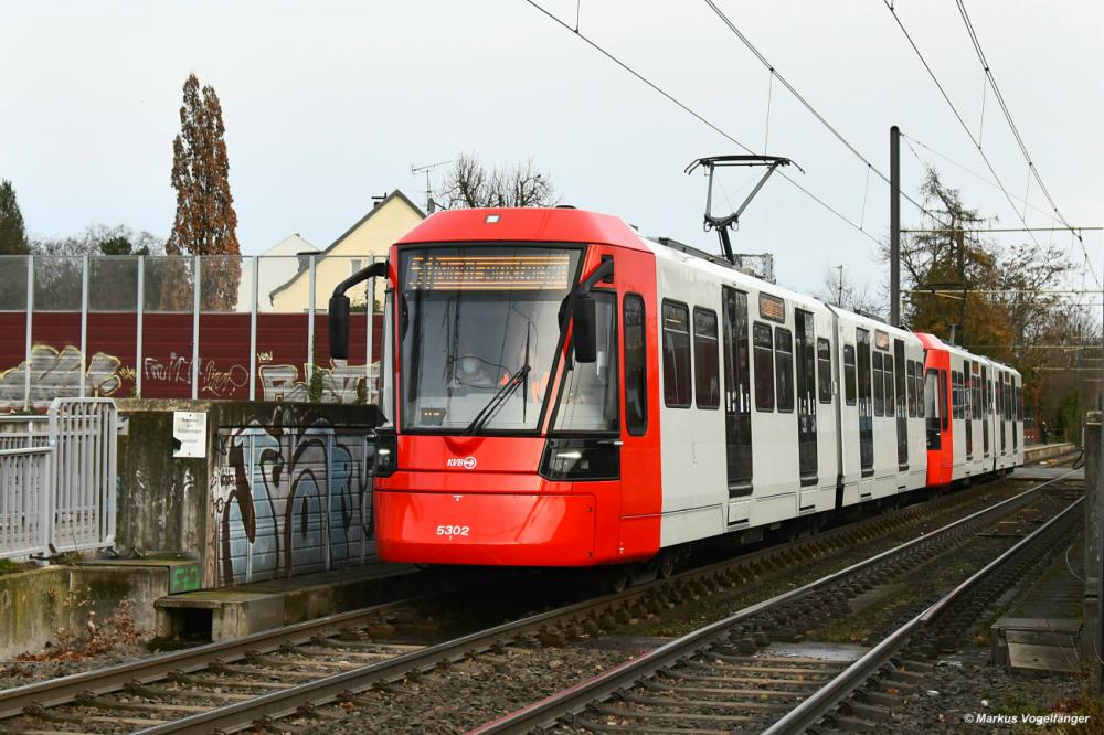5302 und 5301 während des 2000-km-Tests in Köln Merheim am 08.12.2021.