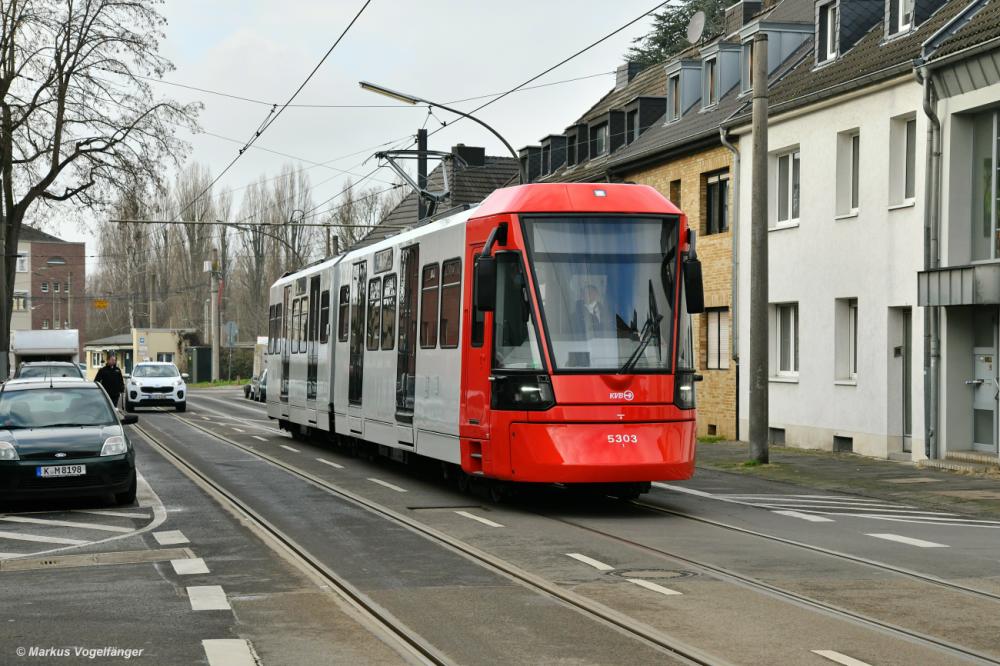 5303 während einer Rangierfahrt auf der Simonskaul in Köln Weidenpesch vor seiner Überführung nach Köln Merheim am 18.01.2022.