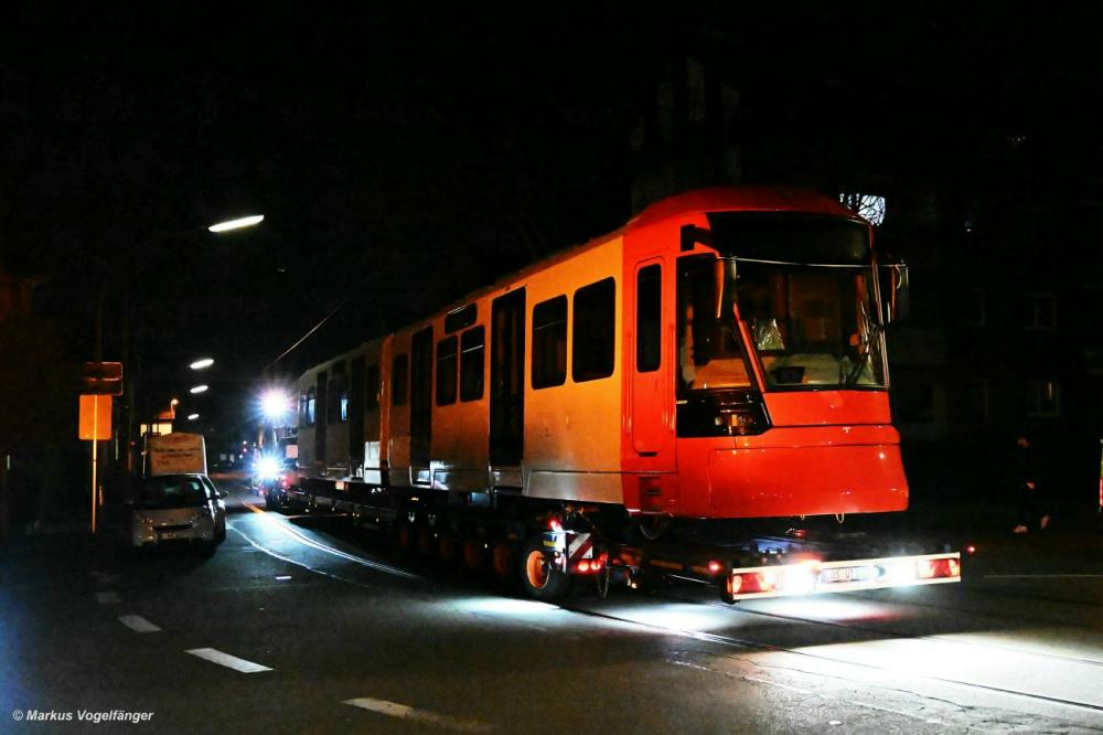 5305 wurde am frühen Morgen des 18.03.2022 in Köln angeliefert. Hier zu sehen während der Anlieferung auf der Simonskaul am 18.03.2022.