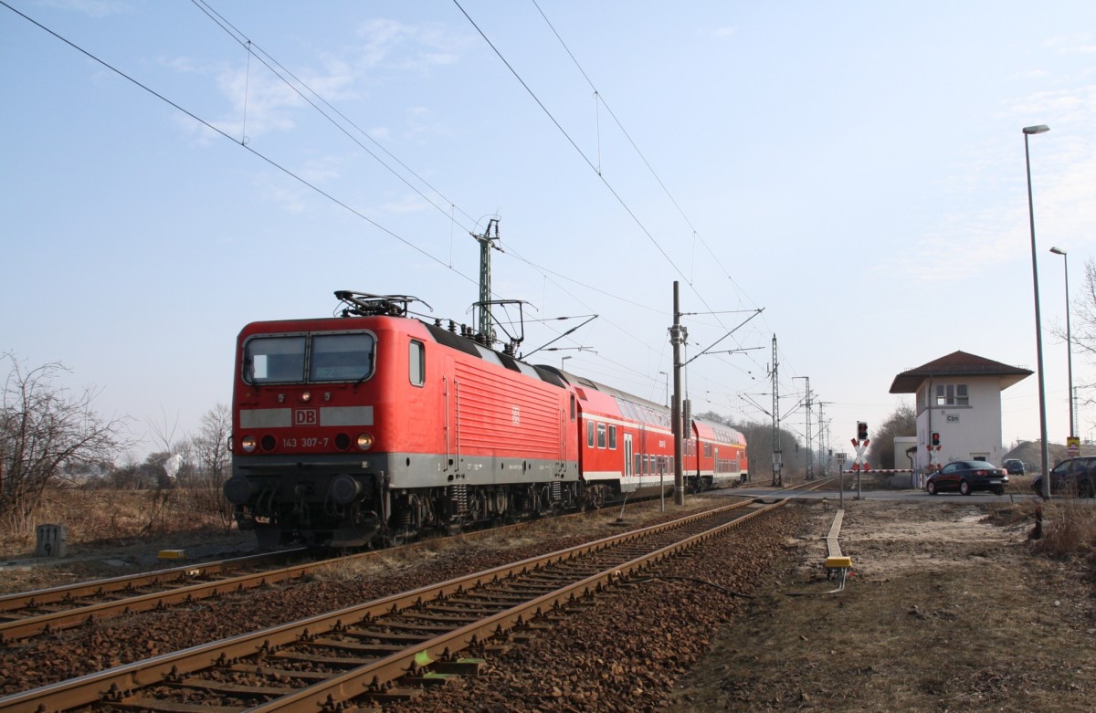 5.3.11 Cottbus, RE 2 mit 143 307 (wg Bauarbeiten nur bis Lübbenau) passiert stillgelegtes Stellwerk Cbn und Nummernstein 111.9 der Strecke Berlin - Cottbus / Görlitzer Bahn. (leider keine korrekte Kategorie für diese Strecke vorhanden)