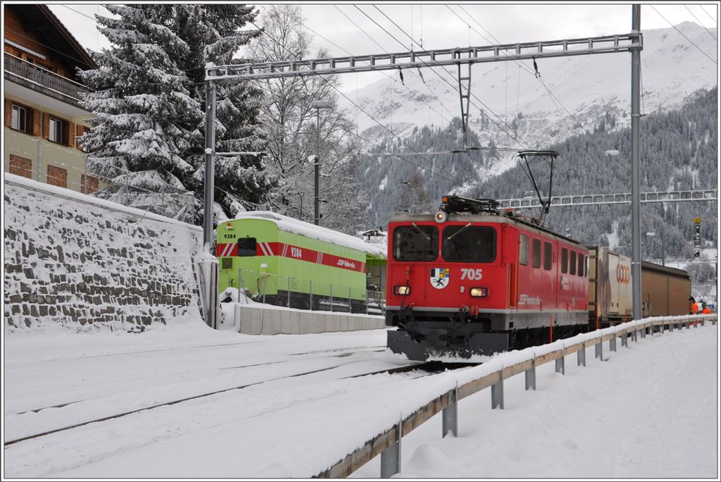 5336 mit Ge 6/6 II 705  Pontresina/Puntraschigna  in Klosters. (04.02.2016)