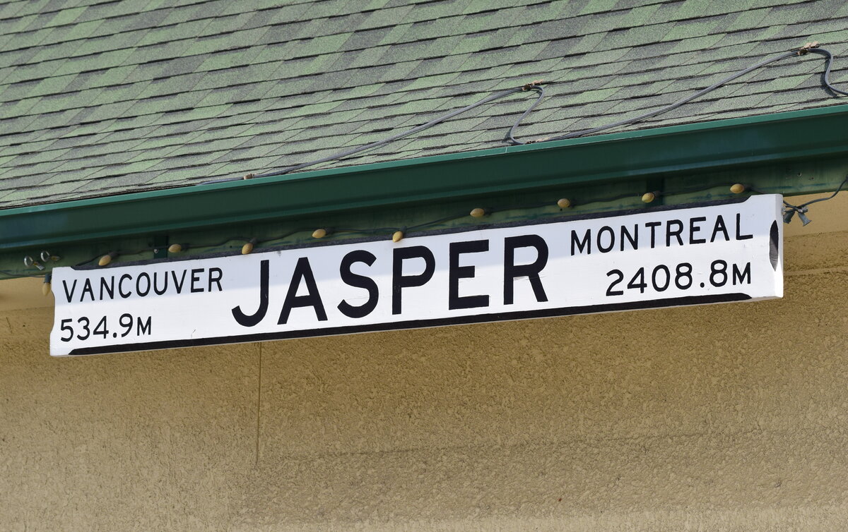 534,9 Meilen bis Vancouver und 2408,6 Meilen bis Montreal. So gesehen in Jasper am Bahnhof.

Jasper 19.08.2022