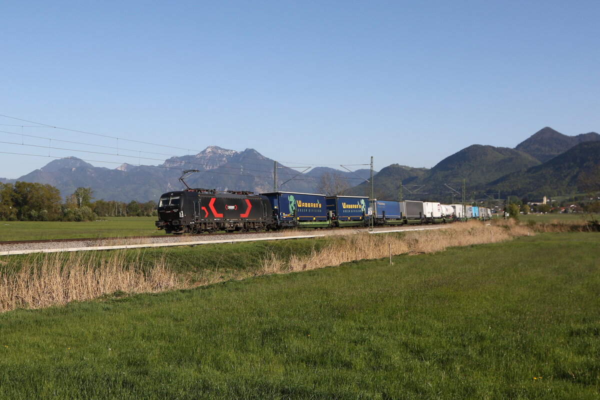 5370 071 von  Cargo Unit  war mit einem  KLV  am 29. April 2026 bei Bernau am Chiemsee in Richtung M�nchen 