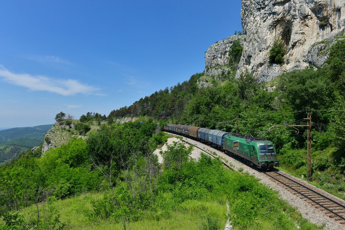 541 001 mit einem Güterzug am 26.05.2018 bei Loka.