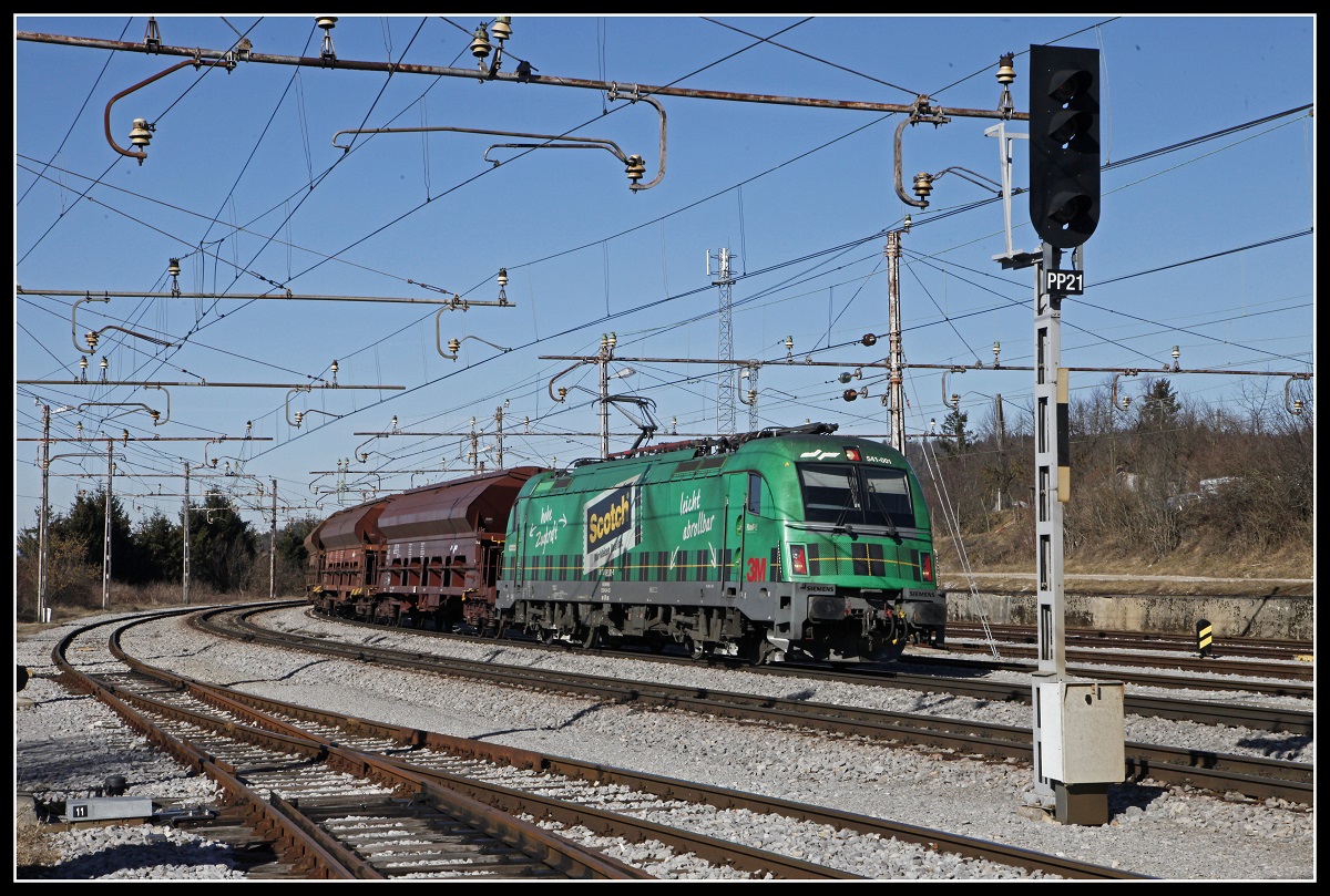 541-001 mit Güterzug in Rakek am 13.02.2019.