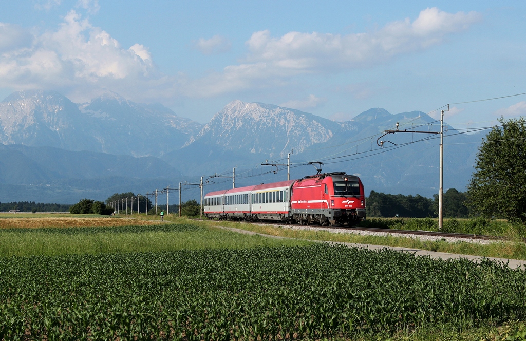 541 002 mit einem IC nach Zagreb am 9.6.14 bei Kranj 