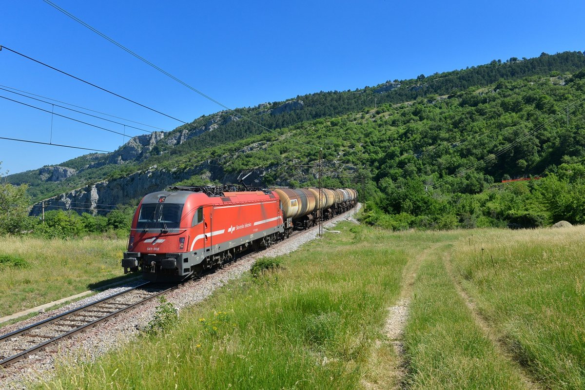 541 002 mit einem Kesselzug am 06.06.2015 bei Zanigrad.