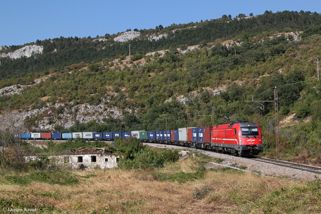 541 002 rollt mit einem Containerzug die Koperrampe bei Zanigrad hinunter. 24.08.2013.