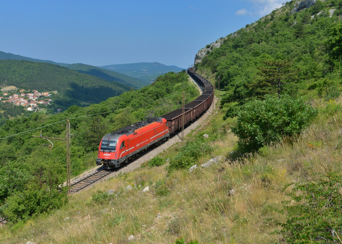 541 005 mit einem Güterzug am 11.06.2015 bei Hrastovlje.