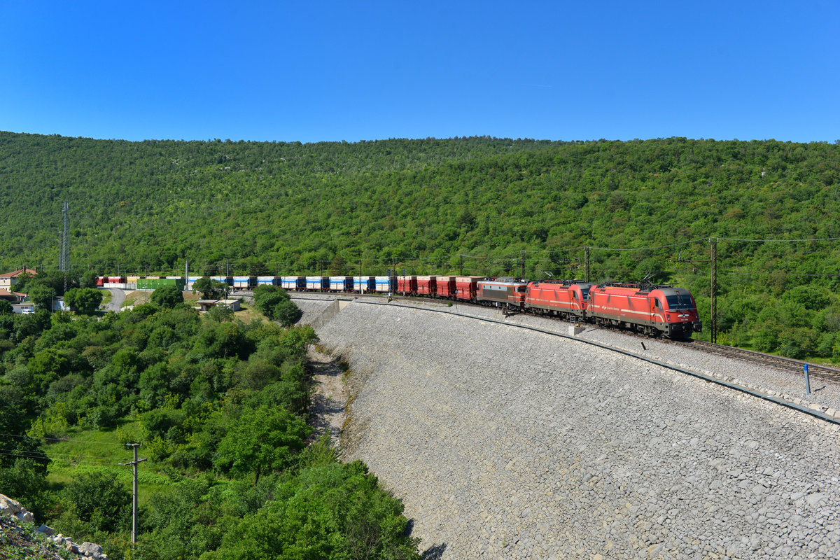 541 006 + 541 107 + 363 xxx mit einem Erzzug am 26.05.2018 bei Hrastovlje.