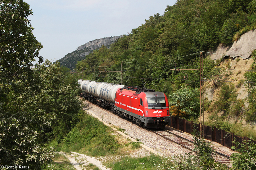 541 006 mit Kessselwagenzug am 10.08.2014 bei Hrastovlje.