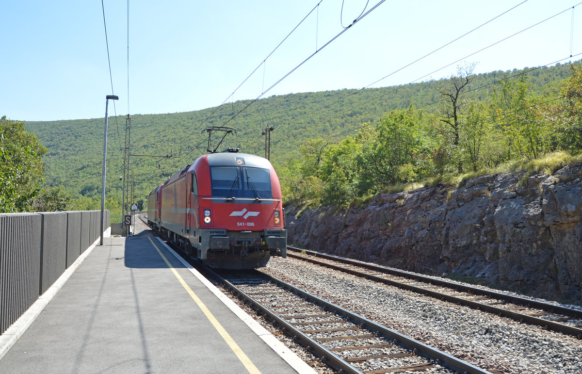 541-006 SŽ als Lokzug fährt durch Haltepunkt Hrastovlje auf der Koperrampe, Richtung Koper luka/Hafen (Slowenien); 25.08.2016 