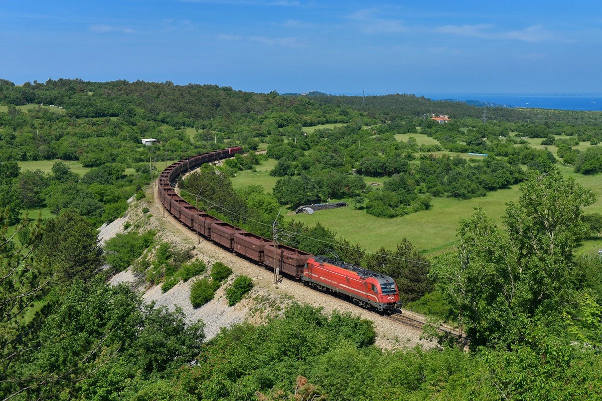 541 007 mit einem Erzzug am 26.05.2018 bei Crnotice.