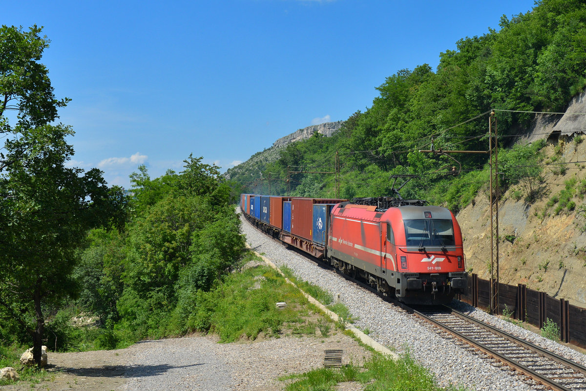 541 009 mit einem Containerzug am 26.05.2018 bei Hrastovlje.