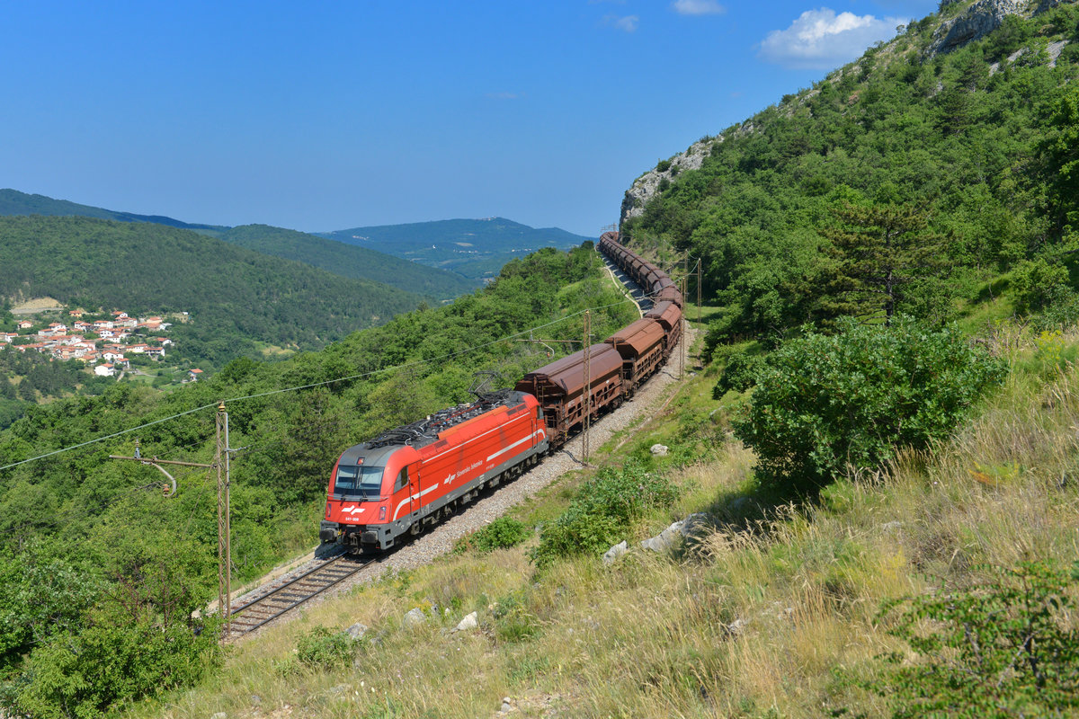 541 009 mit einem Güterzug am 11.06.2015 bei Hrastovlje.