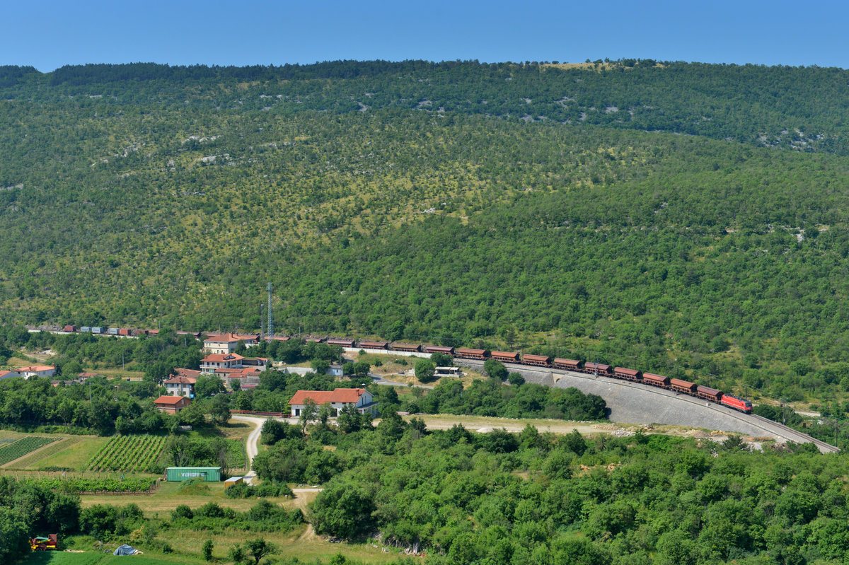 541 009 mit einem Güterzug am 11.06.2015 am Damm bei Hrastovlje . 