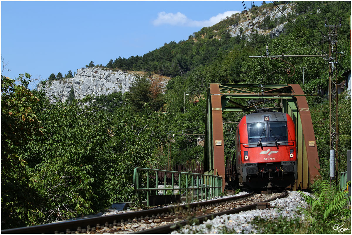 541 010 rollt mit einem Leerzug ber die Koperrampe talwrts. 
Loka Podpec 17.8.2013