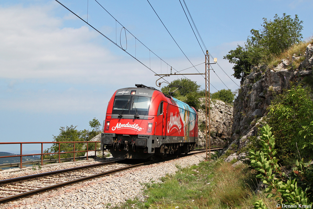 541 013 „Almdudler“ am 10.08.2014 bei Zanigrad.