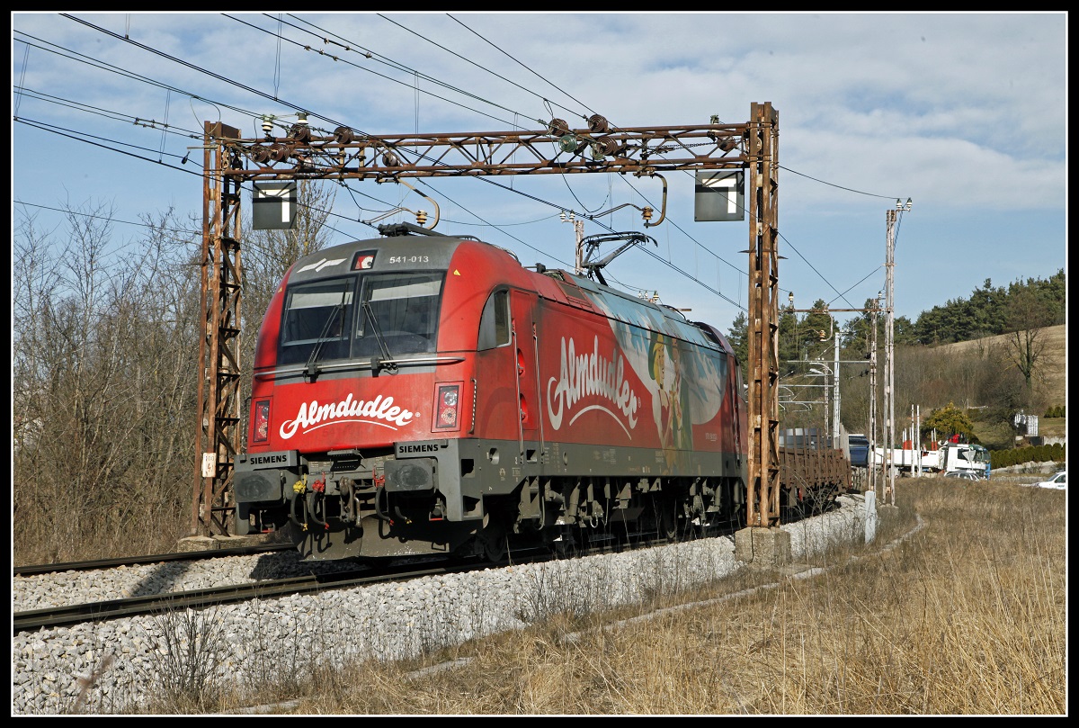 541-013 mit Güterzug bei Rakek am 13.02.2019.