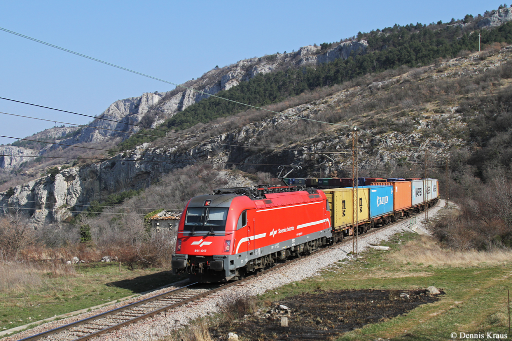 541 017 mit Containerzug am 14.03.2015 bei Zanigrad.