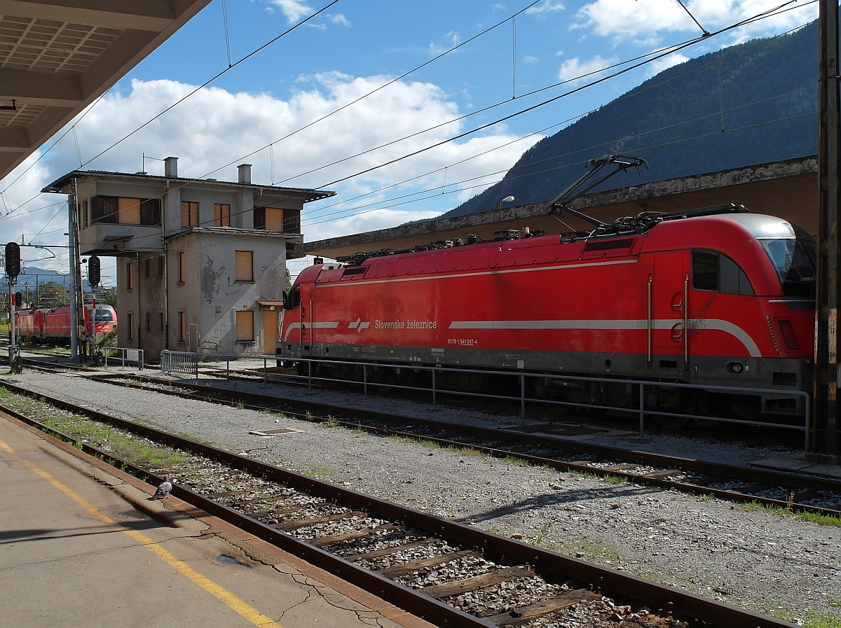 541 017 vor dem Stellwerk des Bahnhofs Jesenice (15.09.2014).