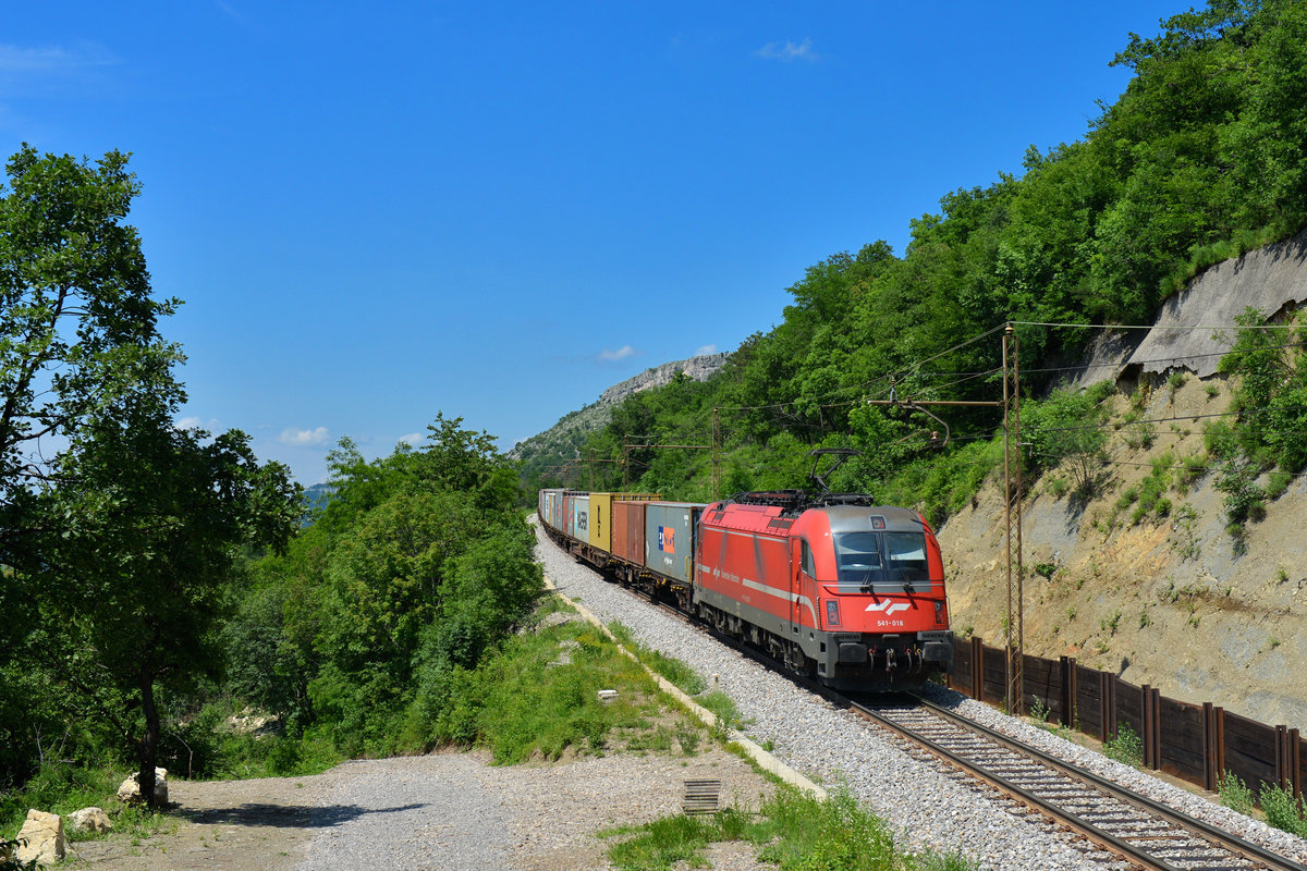 541 018 mit einem Containerzug am 26.05.2018 bei Hrastovlje.