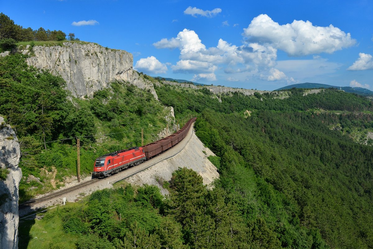 541 018 mit einem Erzzug am 26.05.2018 bei Crnotice.