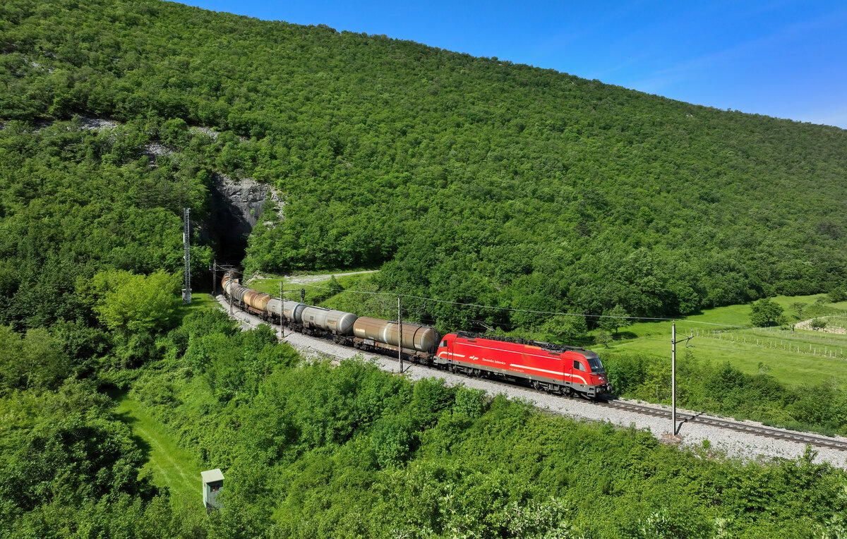 541 021 mit einem Kesselzug am 11.05.2024 bei Hrastovlje.