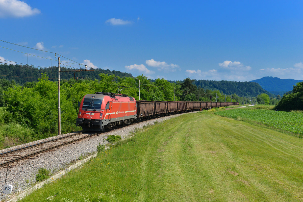 541 022 mit einem Erzzug am 10.06.2015 bei Podnart.