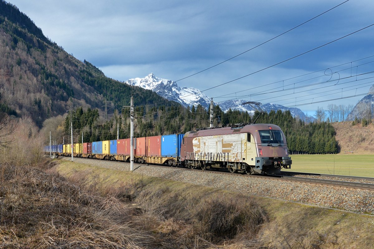 541 101 mit einem Containerzug am 15.02.2014 bei Bischofshofen. 