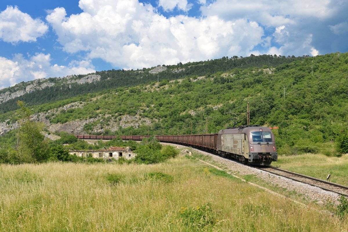 541 101 mit einem Erzzug am 09.06.2015 bei Zanigrad.