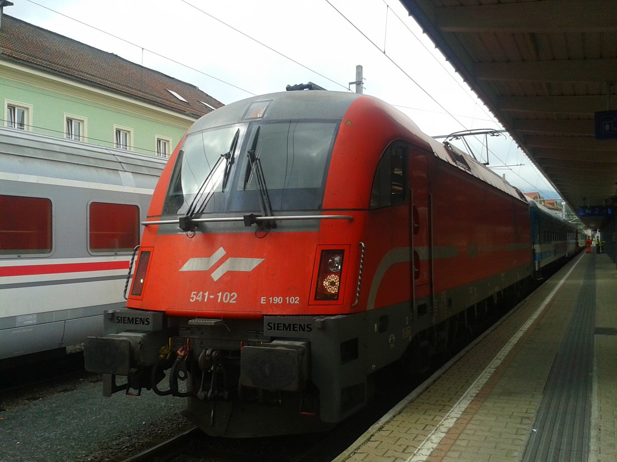 541 102-4 mit EC 212 von Zagreb Glavni kol. nach Villach Hbf mit drei Kurswagen nach Frankfurt (M) Hbf am 3.9.2015 in Villach Hbf.