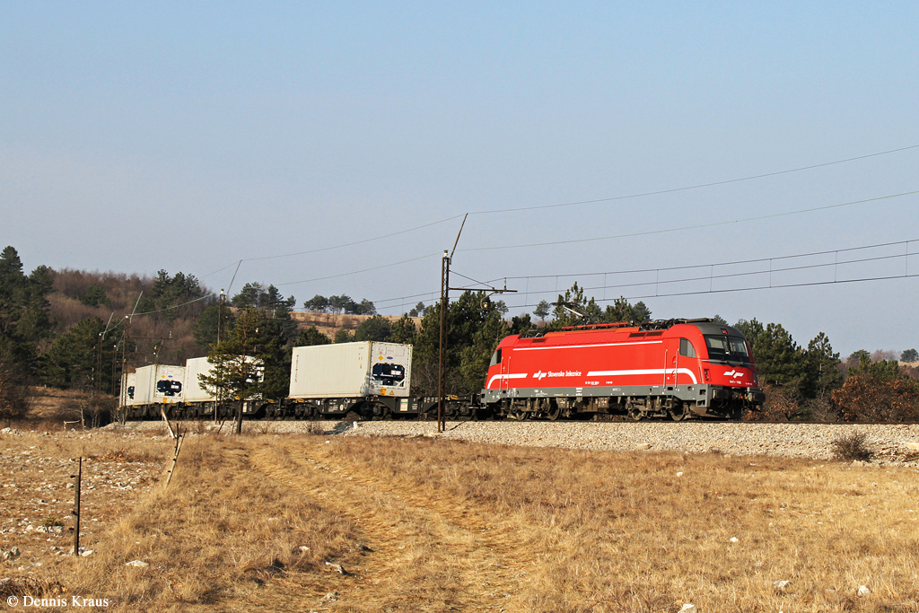 541 102 mit Güterzug am 15.03.2015 bei Crnotice.